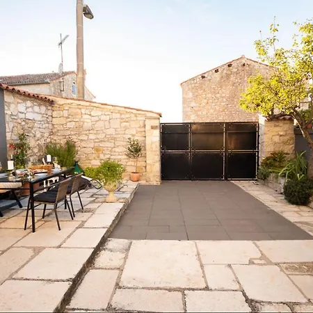 Comfortable Stone House 4 Persons Porec, 4km Apartmán Musalez
